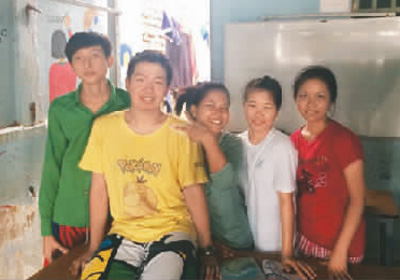 图为吉米（左二）和柬埔寨学生在一起