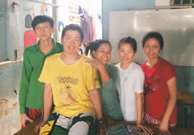 图为吉米(左二)和柬埔寨学生在一起