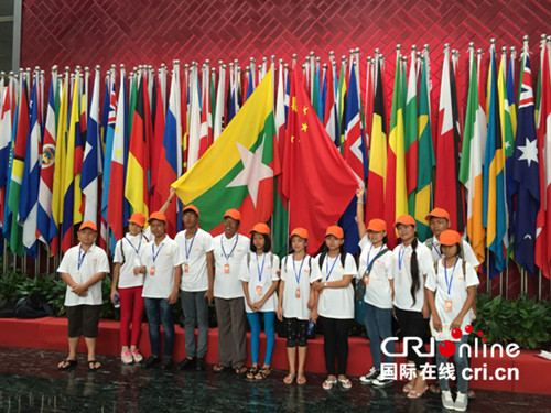 师生们兴奋地找到了中缅国旗