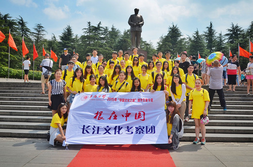 夏令营团员在毛主席铜像广场前合影