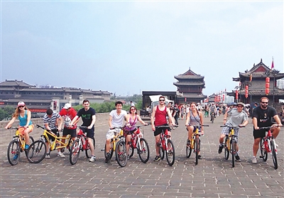骑着自行车在古城西安的城墙上畅游