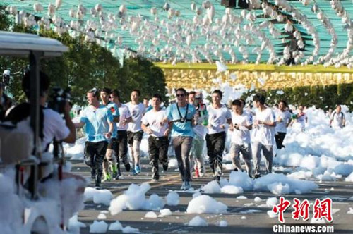 选手举行火热“泡泡跑”