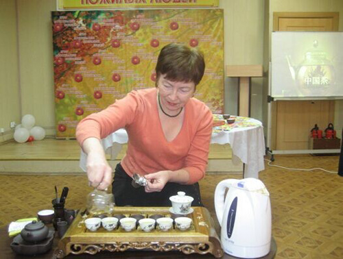 布拉戈维申斯克师范大学孔子学院茶艺课。图片来源：国家汉办网站