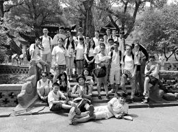 参加这次寻根之旅的青少年在晋祠公园合影。