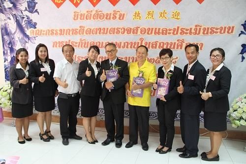 孔子课堂向教育局视察一行赠送礼物
