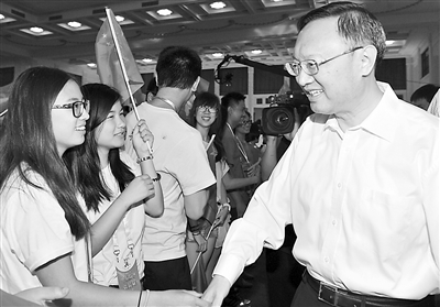 图为国务委员杨洁篪与营员握手。(张勤