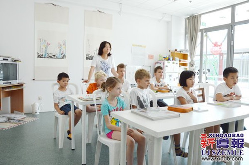 中国侨网-匈牙利金桥汉语学校纪念反法西斯战