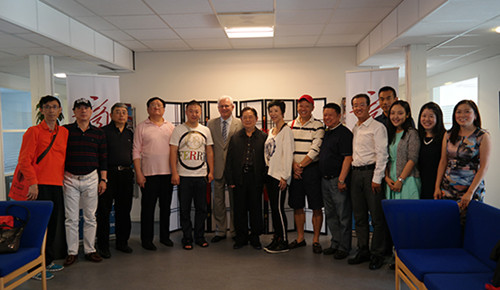 代表团成员与孔院人员合影