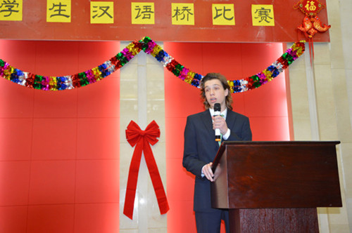 一等奖参赛选手进行演讲