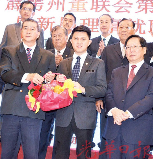 李官仁（左）赠送纪念品予副教长张盛闻，在场者包括董总主席刘利民（右1）。