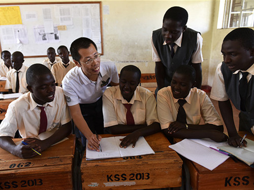 在肯尼亚基苏木的基博斯中学，学生们参加张文强回国前的最后一次汉语辅导。（新华社记者孙瑞博摄）