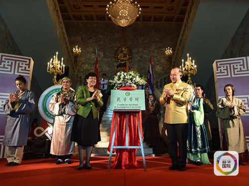 图为天津市副市长曹小红（前左）和泰国总理府部长巴那达（前右）为易三仓大学孔子学院揭牌