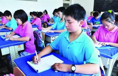 小学生在国学课上进行汉字听写练习。万重