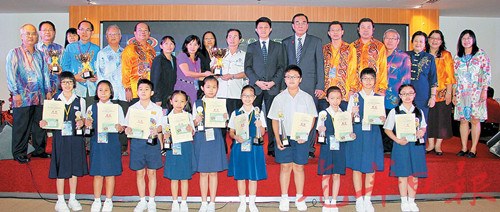 第31届全国华文小学华语演讲暨笔试比赛优胜者与副教长张盛闻(右8)及大会职员合影,右7是王超群,左5蔡明永。