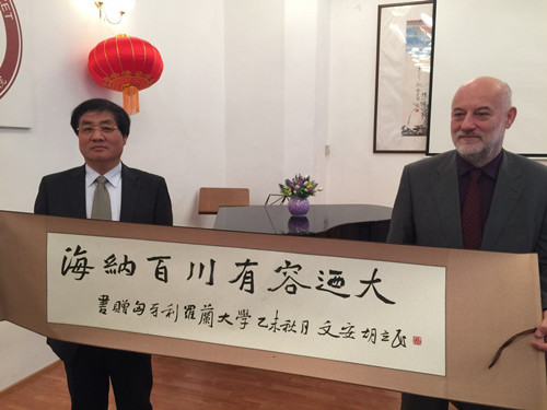 胡立民分别向罗兰大学及其孔子学院赠送书法作品。(图:匈牙利华通社)