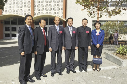 中领馆和湾区教育官员庆祝孔子学院成立十周年,左二谢家新,左三罗林泉。(记者王湛