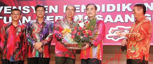 曾庆安(左3)赠送水果礼篮予魏家祥;左1起王金忠、张锦祥、李金友。
