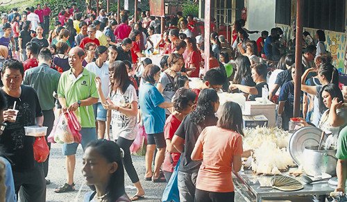 “我来自华校”嘉年华首次登州，在甘马挽掀起了热潮，也引来了人潮，从上午7时许，即有不少人迫不及待涌入校门，往义卖摊里窜，寻找食物及新奇游戏，现场热爆，从早到晚人潮不退。