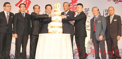 黄惠康（左4）受邀与大马留华同学会理事进行切蛋糕仪式。左起为刘为义、潘永强、刘乃好、陈志成、莫泽林、郭南昌及阮文琼。
