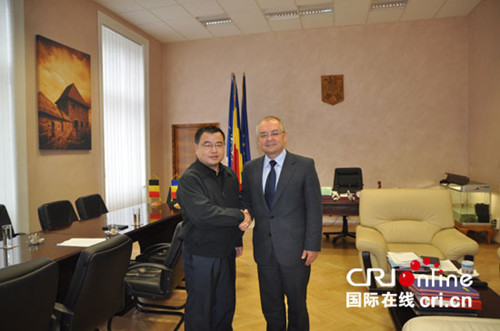 罗马尼亚克鲁日市长接见国际台罗马尼亚语部主任吴敏