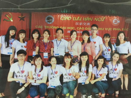 关丽(图后排第三)和雄王大学师生一起参加越北部地区高校汉语交流活动。图片由关丽提供。
