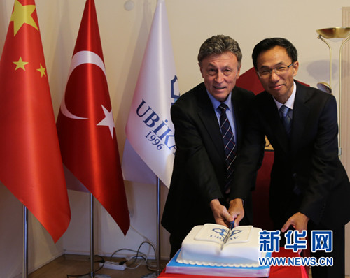 中国驻土大使郁红阳(右)和欧凯教授现场切蛋糕,庆祝基金会增设汉语与汉学研究机构。新华社记者邹乐