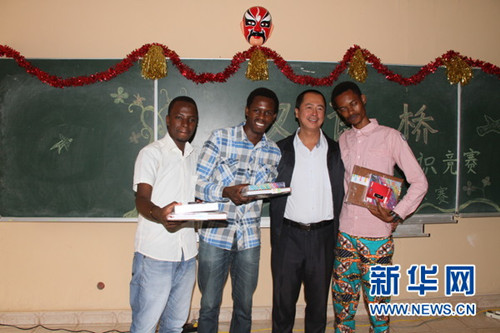 中国驻卢旺达中资企业商会会长李剑波为3名获优秀奖的选手颁奖。新华社记者杨孟曦