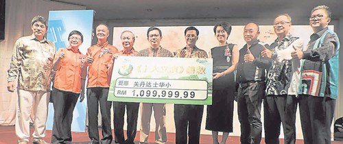 马来西亚Carlsberg集团企业公关传媒及社会责任总监赖明珠(右四)