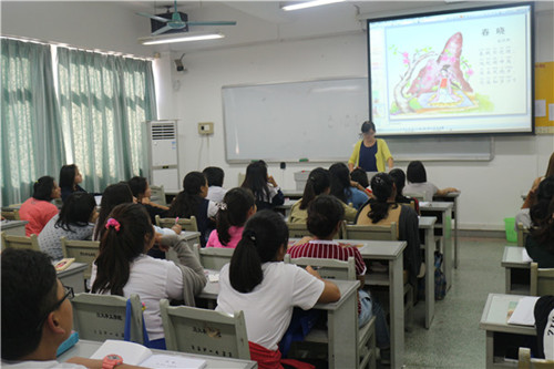 李惠静老师教同学们朗诵诗歌