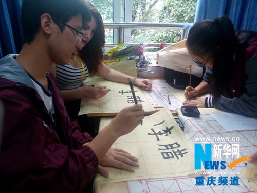广益学生与美国学生同桌，学习汉字书法的练习