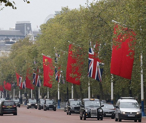 习近平主席访英前夕,伦敦街头挂满中英两国国旗。来源:央广网