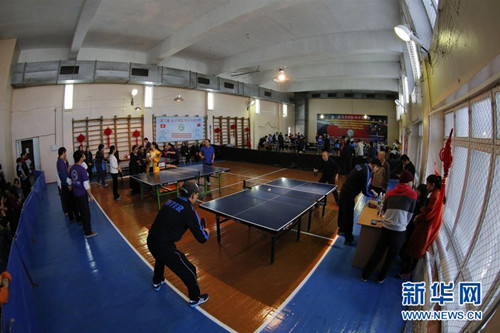 10月24日,超过150名在吉尔吉斯斯坦的中吉乒乓球爱好者在第二届“孔子学院杯”吉尔吉斯斯坦全国大学生暨华人华侨、中资企业乒乓球友谊赛比赛中。