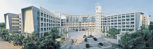 深圳市耀华实验学校拥有现代化教学大楼,占地3万1117平方米,是中国国内著名的超常与国际化教育学府。