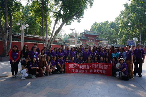 学员们在佛山祖庙门前合影