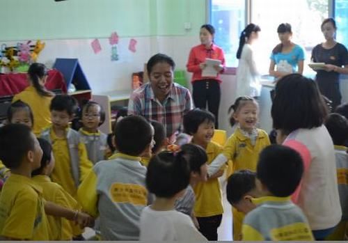 校长Mrs.Villanueva与幼儿小朋友互动