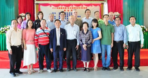 梁冰主席,大众学校校董,各校校长和讲师团成员合影