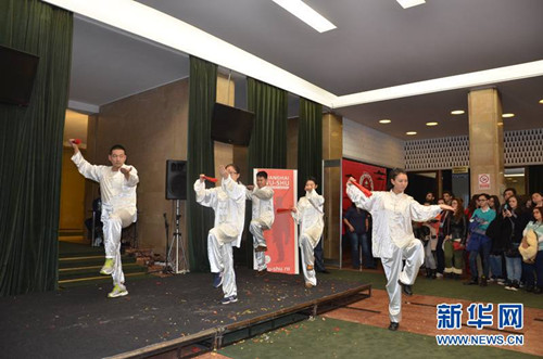 布加勒斯特孔子学院老师表演太极扇。
