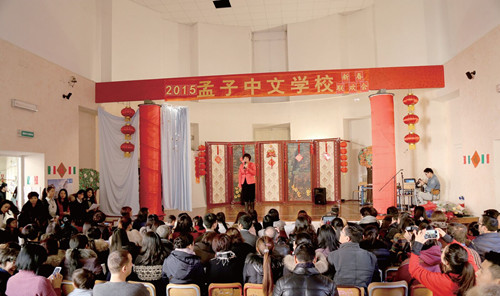 解颖在2015年孟子中文学校新春联欢晚会现场讲话。(图片来源:欧洲时报记者方曼青