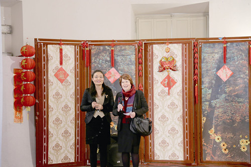 新春联欢晚会上,意大利人与华人共同表演。(图片来源:欧洲时报意大利版)