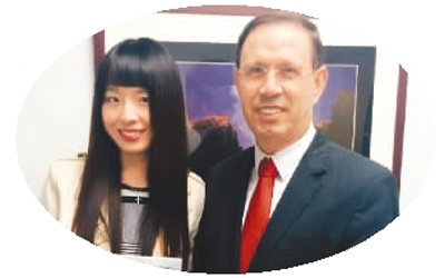 图为李莹莹(左)和卡洛斯·韦泽
