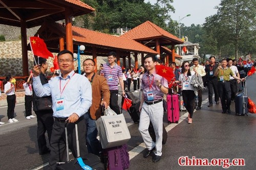 中国青年代表团抵达越南,受到越南青少年热烈欢迎。(张楠摄)
