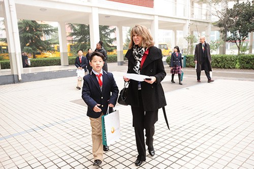 该校学生为美国校长做陪同翻译