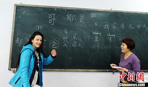 西北师范大学2015年东干班代课老师告诉中新社记者,在与东干族新生互动时会发现,东干语保留着很多陕甘方言的“土话”。杨艳敏
