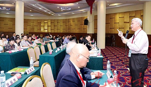 曾贤瑞在全国华文独中校长交流会上，向与会者发表资料。
