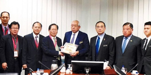 董总领导层与教育部长马哈兹尔首次会面,在融洽气氛下进行,图为刘利民(左4)赠送以加影董教总教育中心建筑物为主题的雕刻品予马哈兹尔(左5)。左起庄俊隆、傅振荃、张贤炳、魏家祥、张庆信和张盛闻。