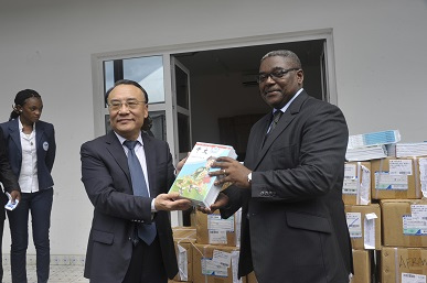 孙大使（左）向法美管理学院校长贡戴（右）捐赠中文教材