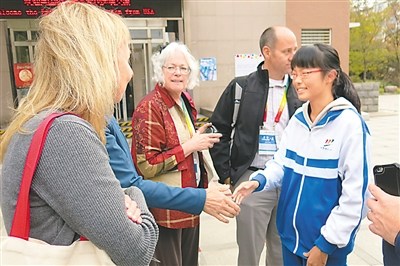 中国学生带领美国校长们参观校园并介绍自己的学校生活