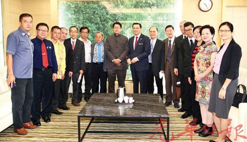 林荣华(左8)率领各州理事拜会廖中莱。