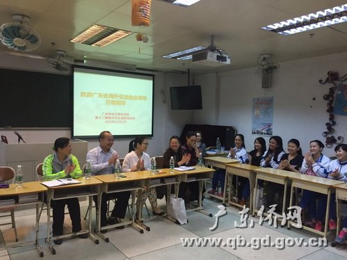 与学员们座谈
