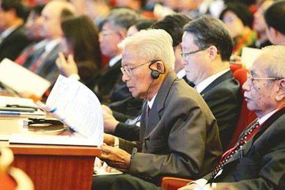 第十届孔子学院大会参会者在聆听大会发言